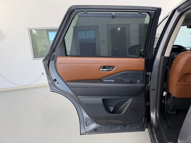 2022 Nissan Pathfinder Platinum photo 36