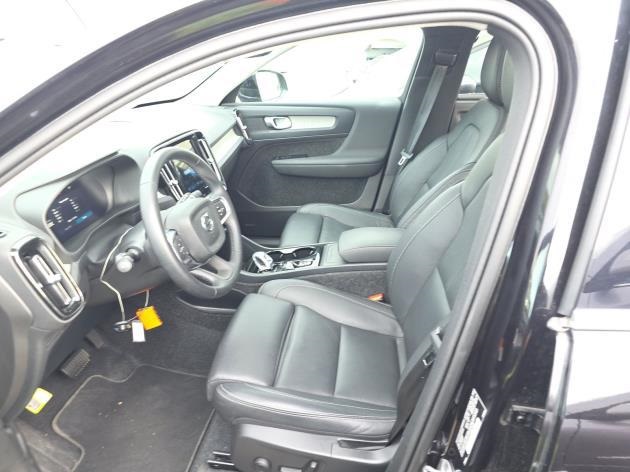 2025 Volvo XC40 Plus photo 4