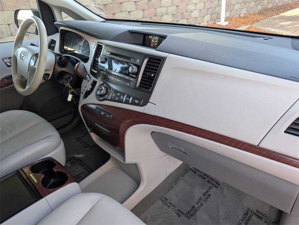 2014 Toyota Sienna XLE photo 21