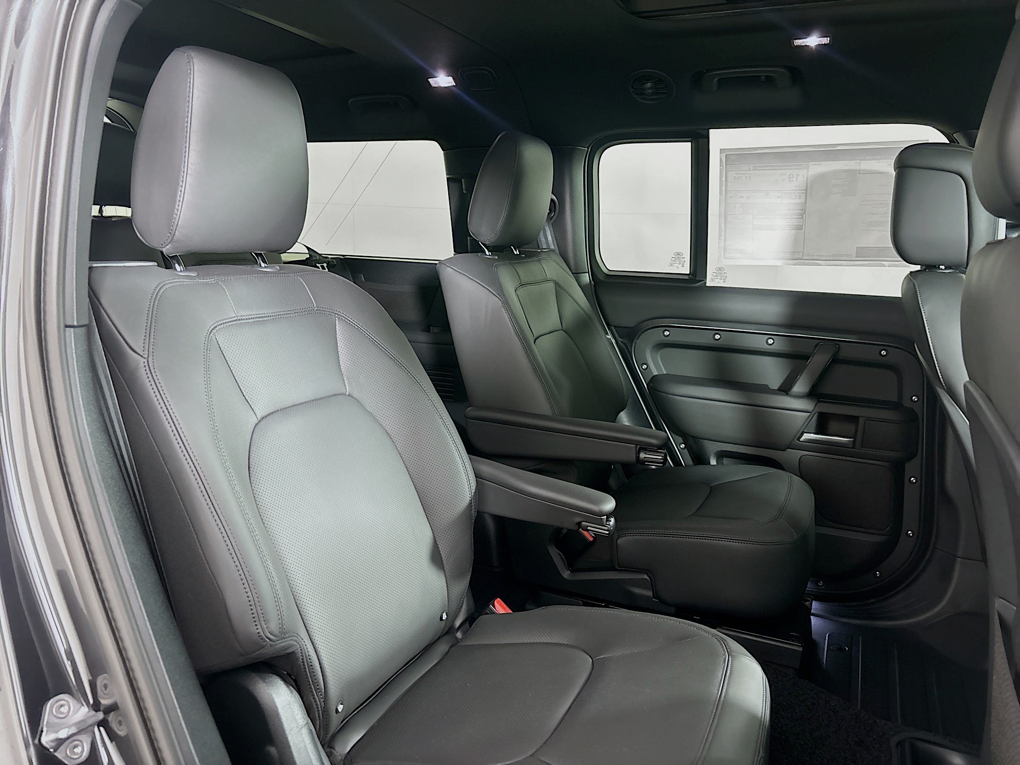 2025 Land Rover Defender 130 X-Dynamic SE photo 9