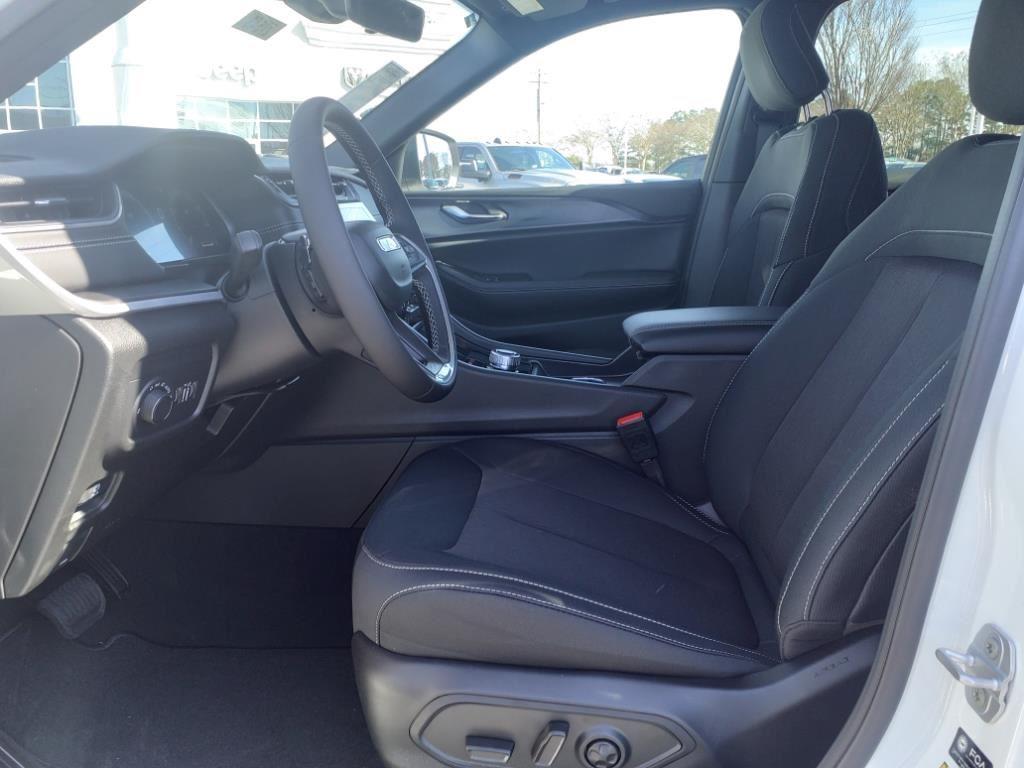 2025 Jeep Grand Cherokee Laredo photo 4