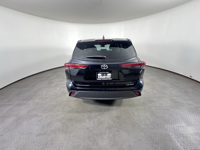 2022 Toyota Highlander LE photo 4