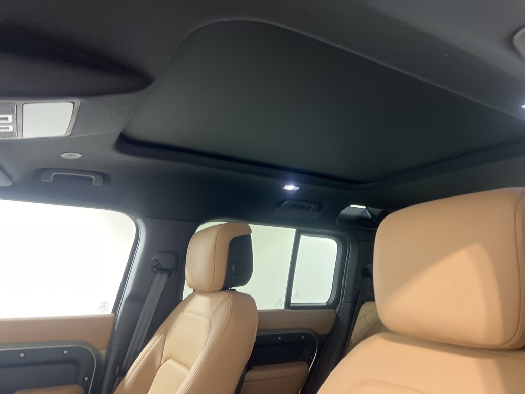 2025 Land Rover Defender 110 X-Dynamic SE photo 17
