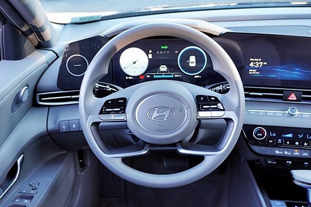2024 Hyundai Elantra SEL photo 17