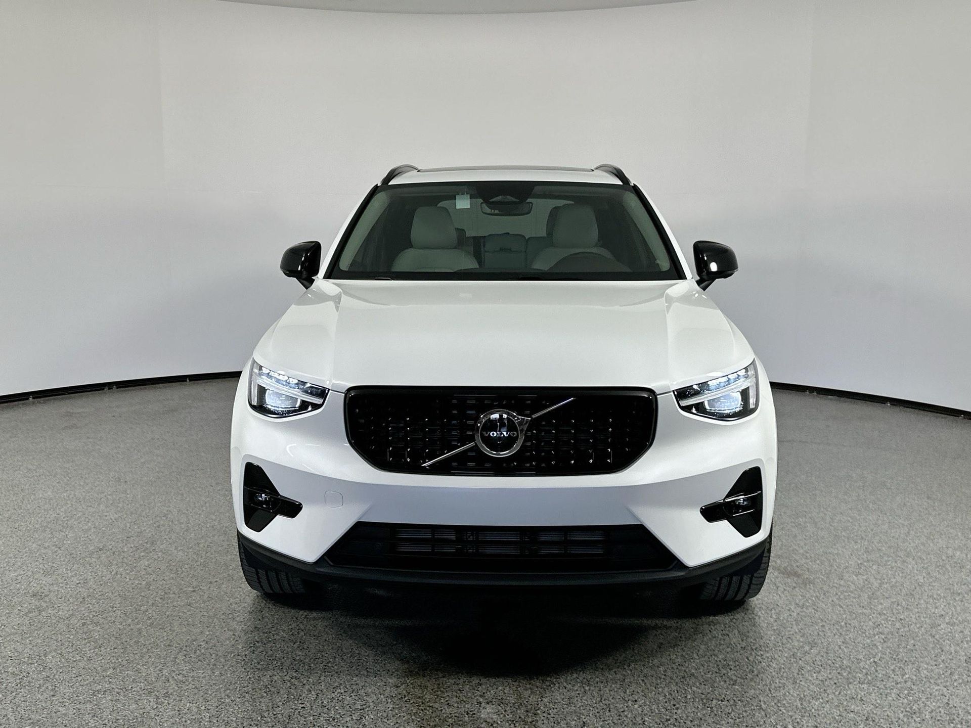 2025 Volvo XC40 AWD Plus photo 2