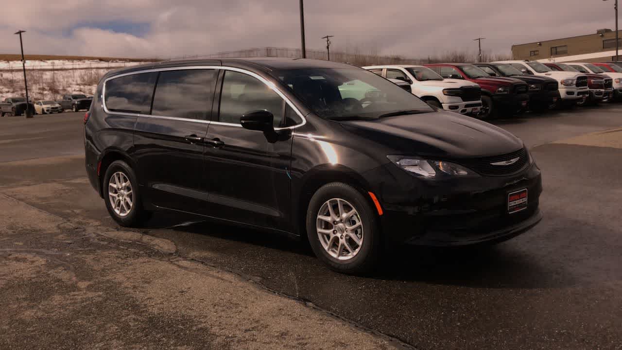 2025 Chrysler Voyager LX photo 3