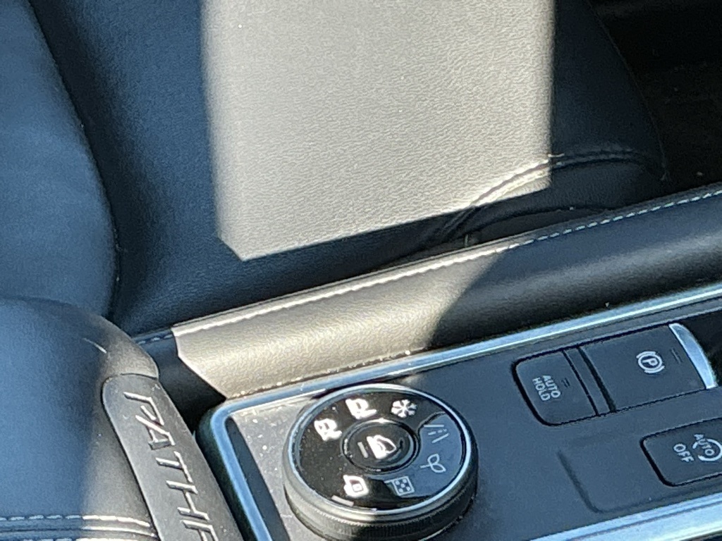 2025 Nissan Pathfinder SL photo 3