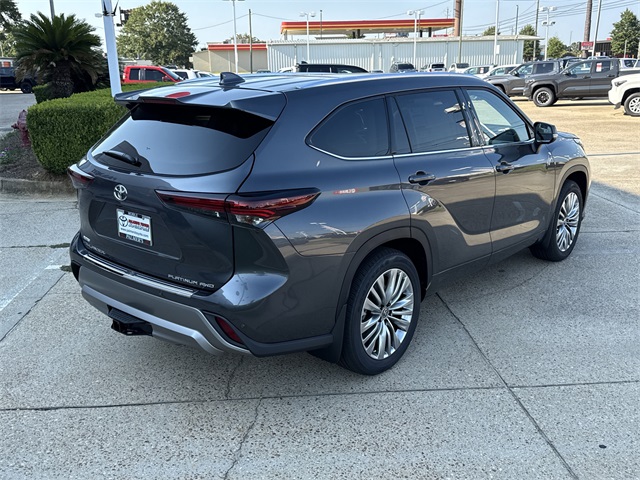 2025 Toyota Highlander Platinum photo 2