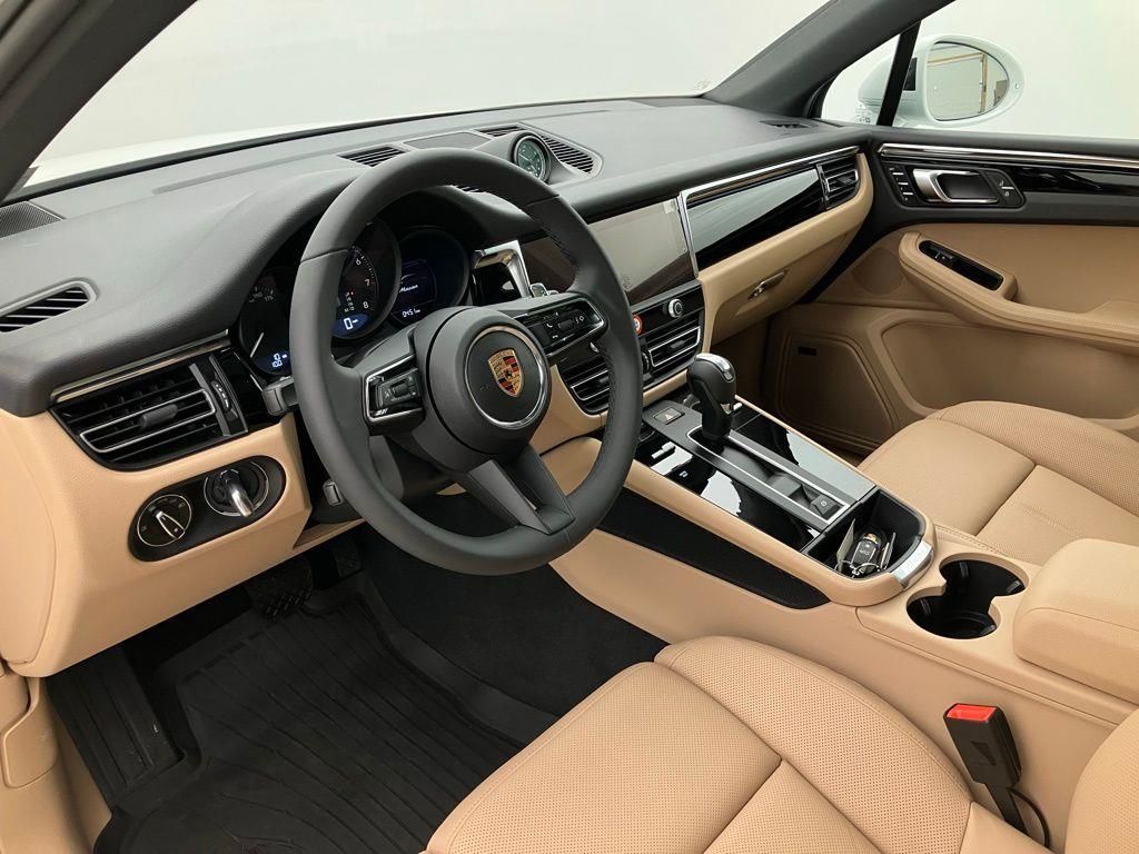 2025 Porsche Macan T photo 4