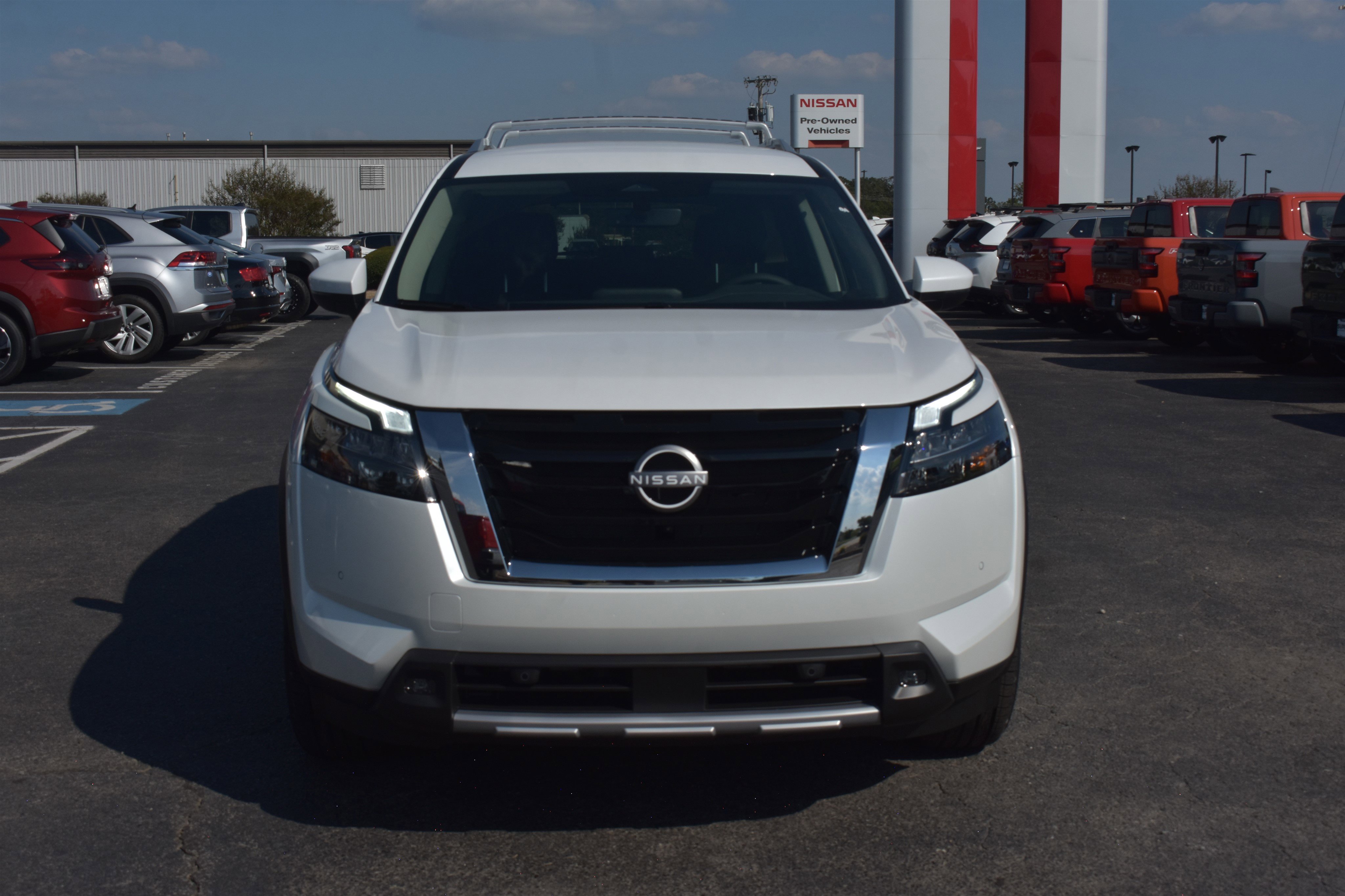 2025 Nissan Pathfinder SL photo 2