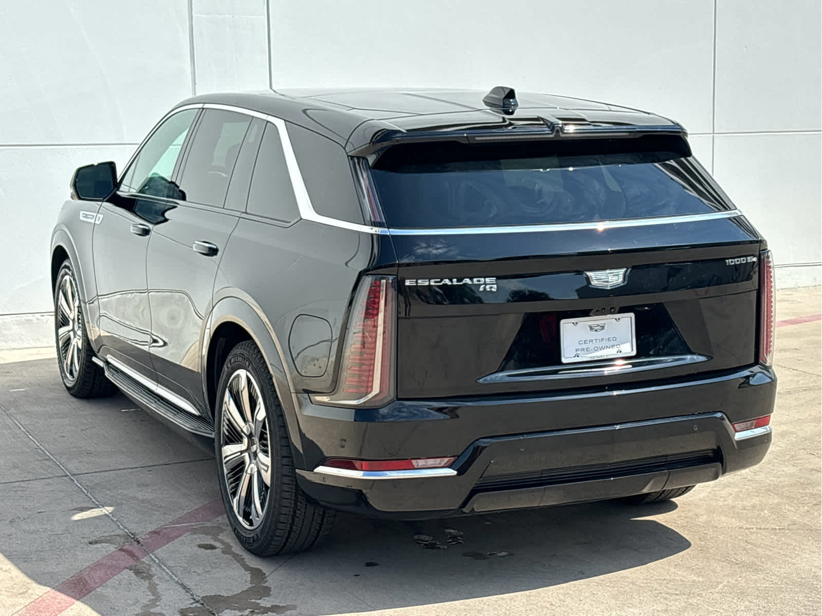 2025 Cadillac Escalade IQ Luxury photo 2