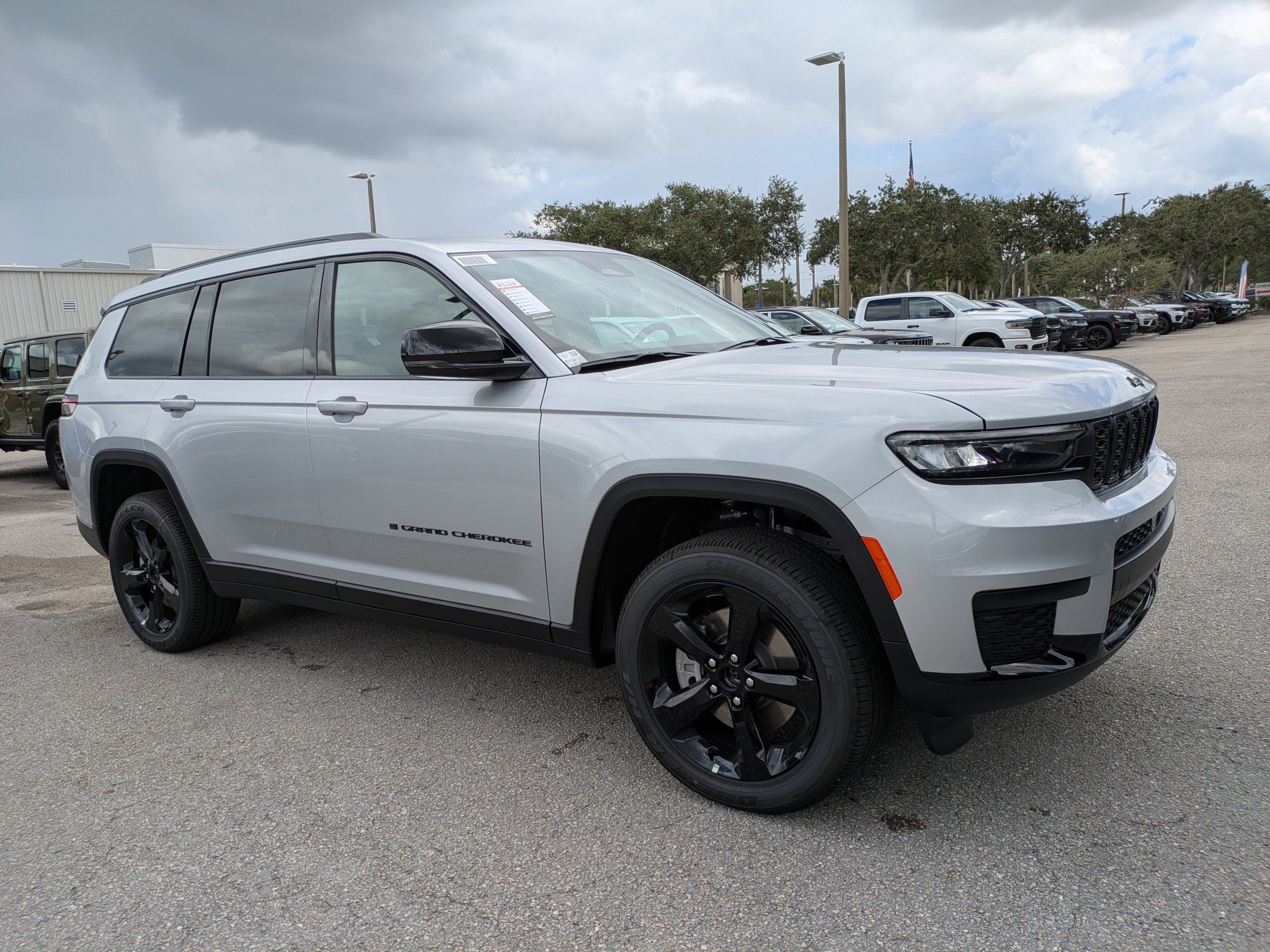 2025 Jeep Grand Cherokee Laredo Altitude photo 2