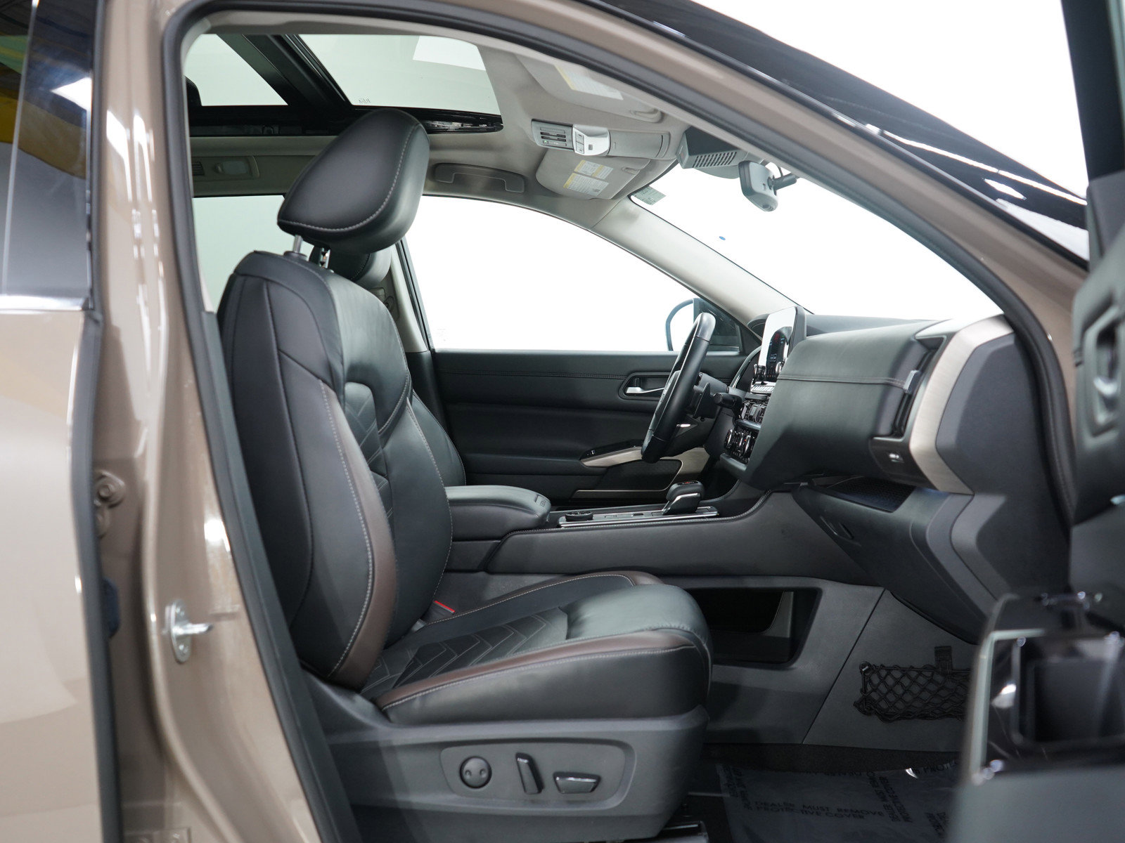 2023 Nissan Pathfinder Platinum photo 10