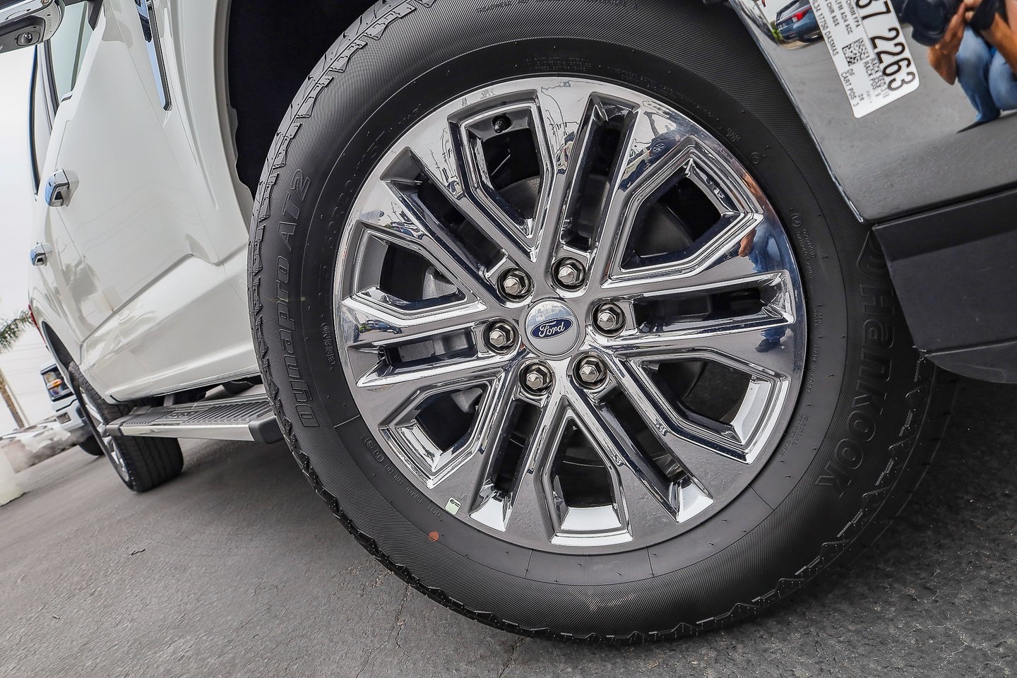 2025 Ford F-150 Lariat photo 2