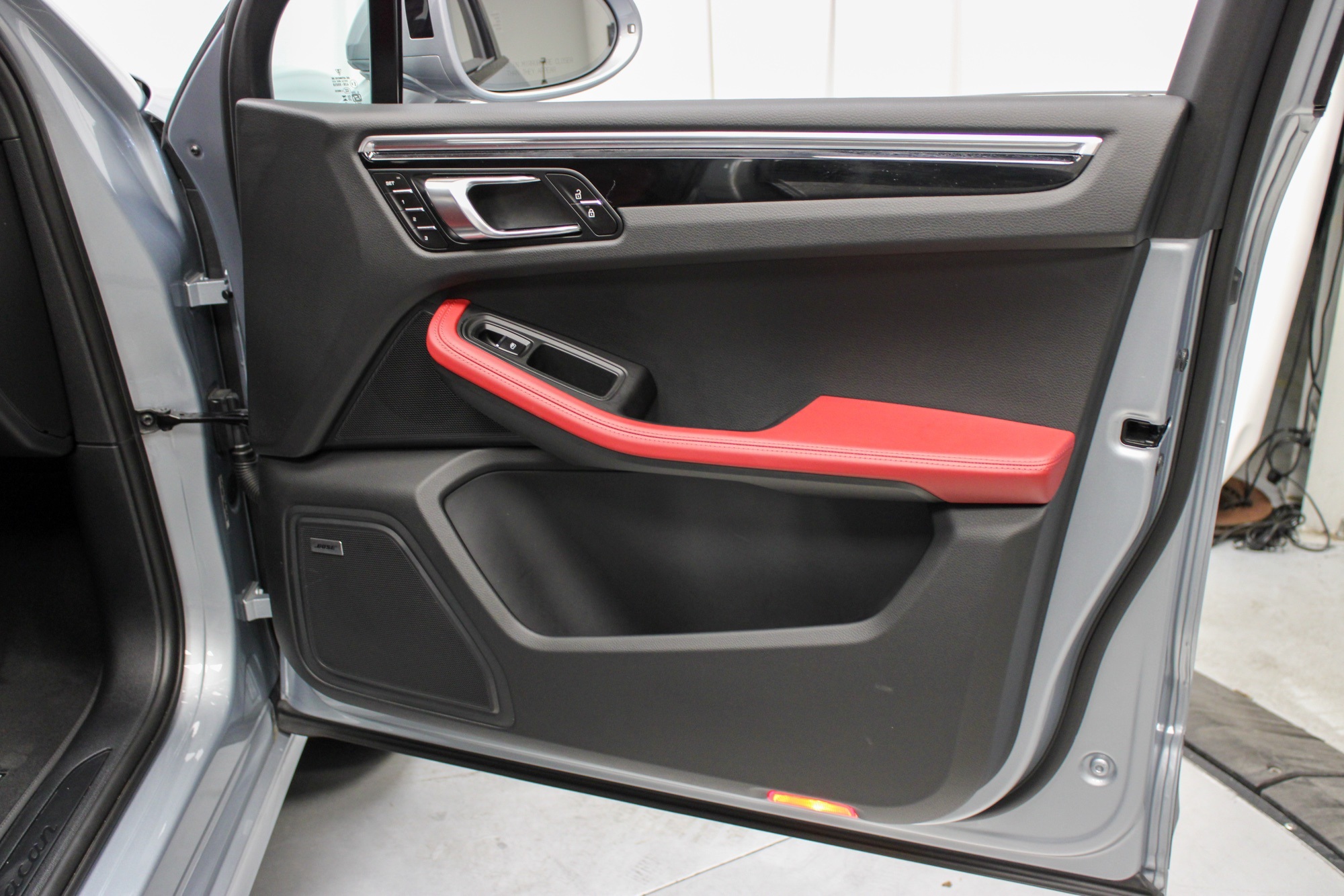 2025 Porsche Macan Base photo 30