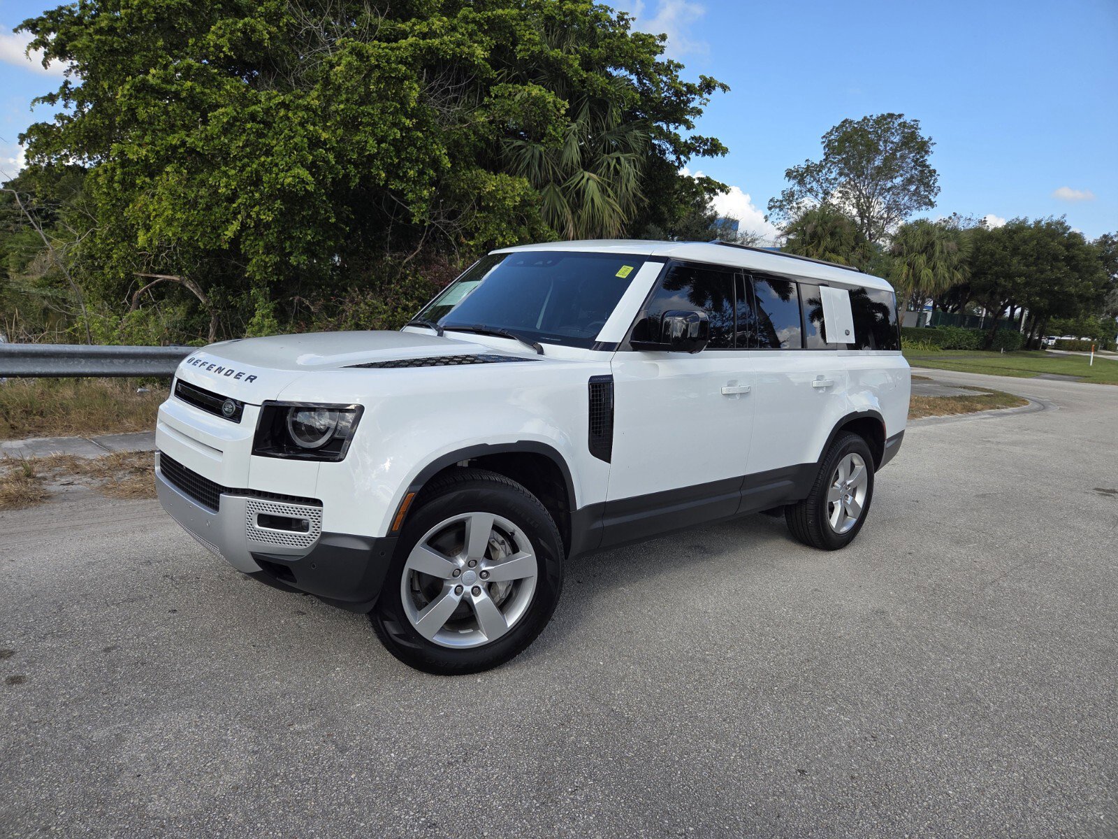 2024 Land Rover Defender S's photo