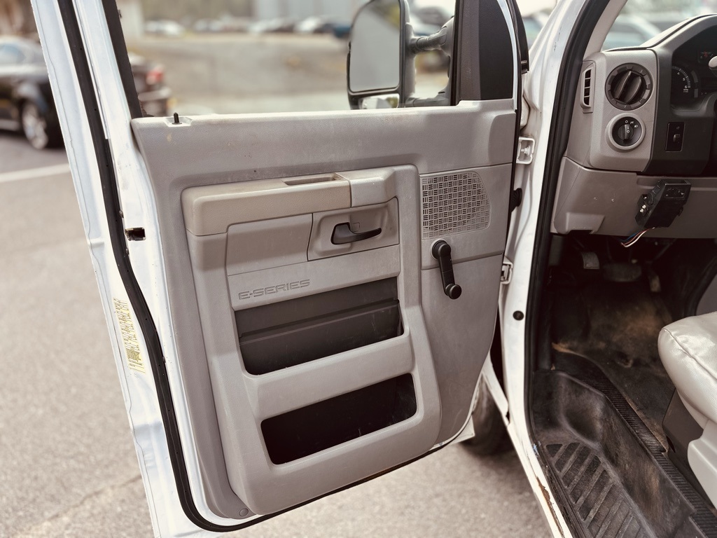 2012 Ford E-350 photo 14