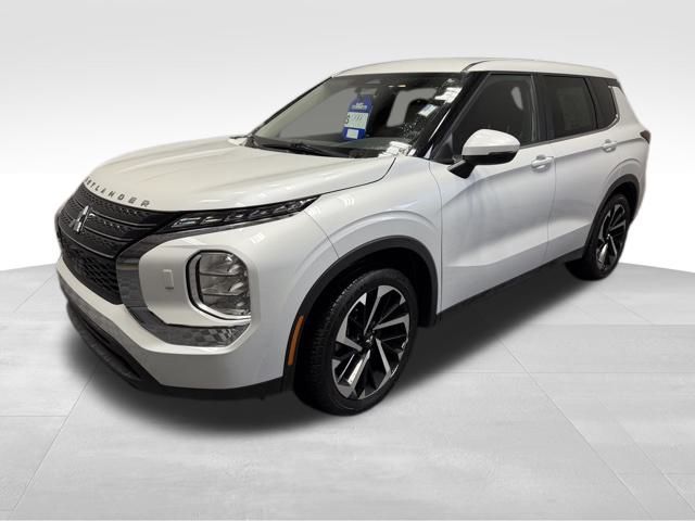 2022 Mitsubishi Outlander ES's photo