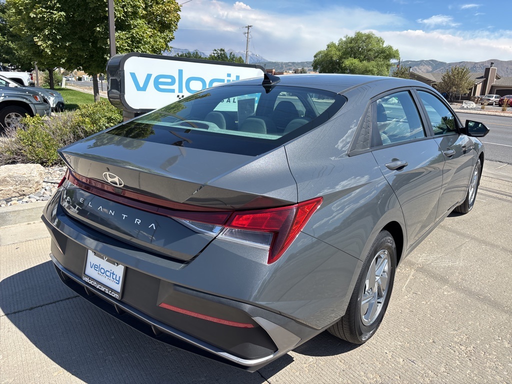 2024 Hyundai Elantra SE photo 5