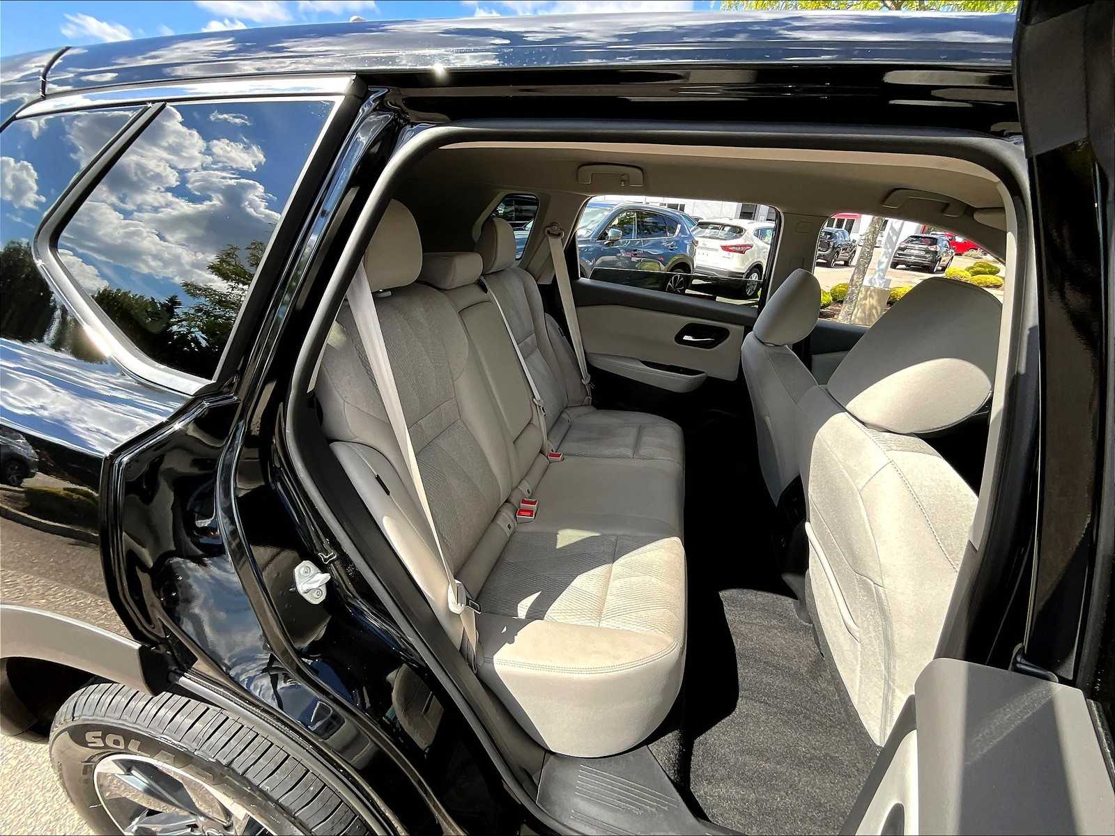 2025 Nissan Rogue SV photo 12