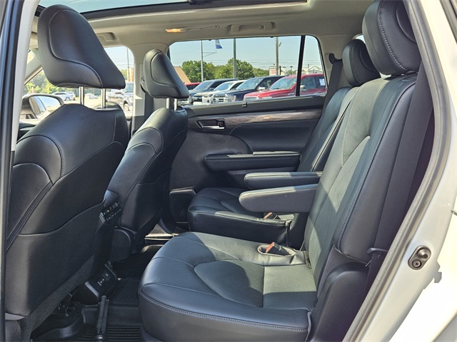2023 Toyota Highlander Platinum photo 12