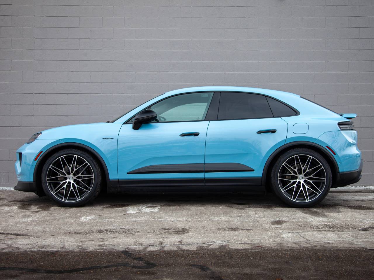 2025 Porsche Macan Electric photo 2