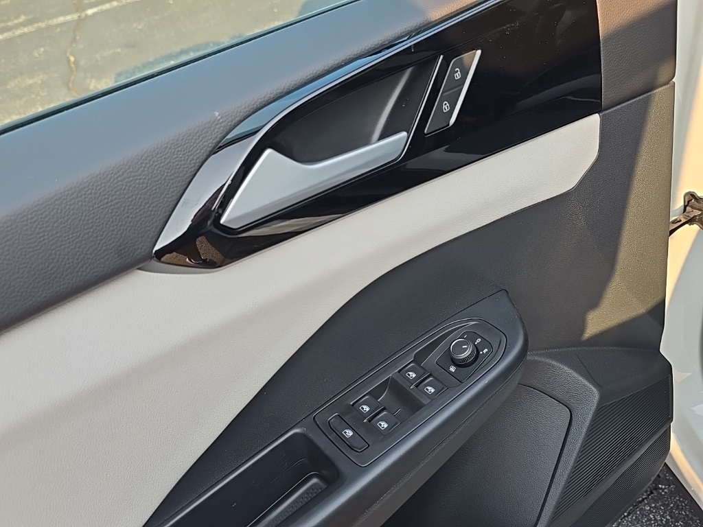 2025 Volkswagen Taos S photo 8