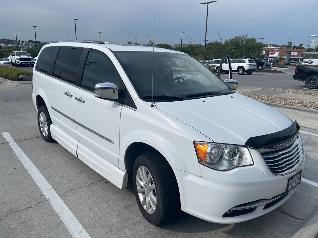 2016 Chrysler Town & Country Limited photo 3