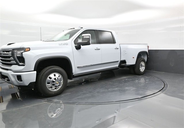 2026 Chevrolet Silverado 3500HD High Country photo 2