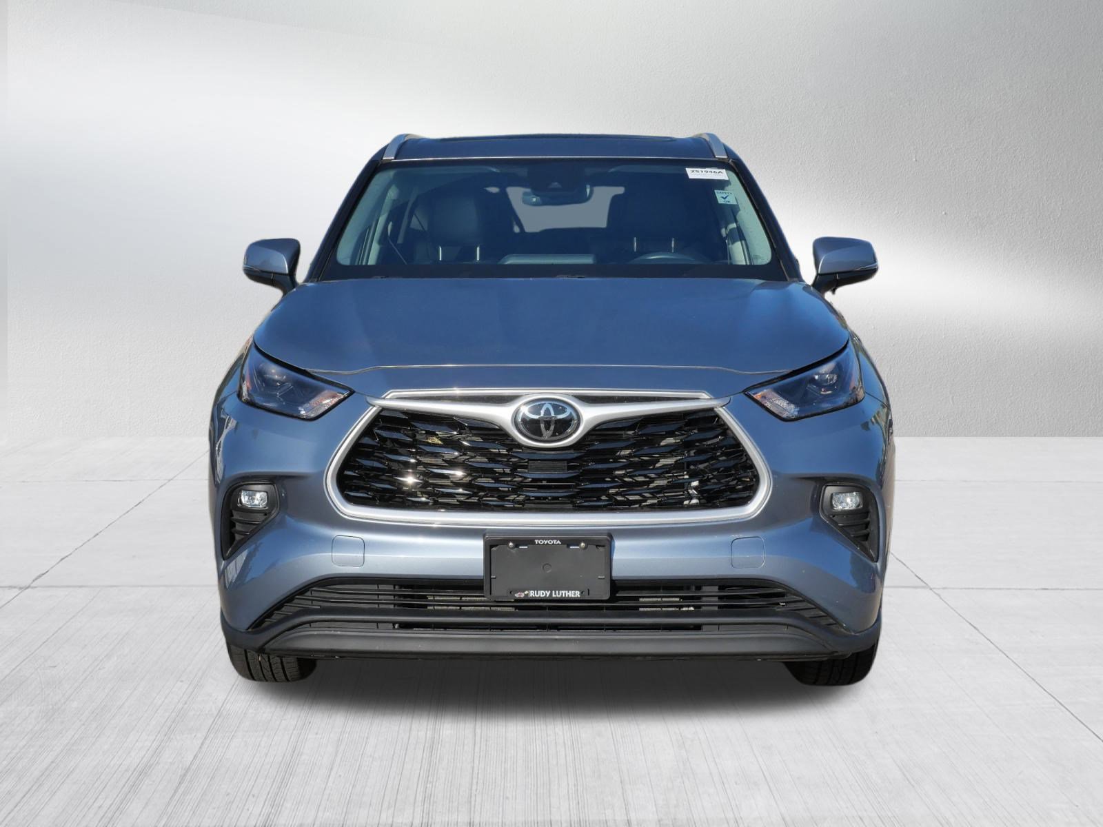 2022 Toyota Highlander XLE photo 2