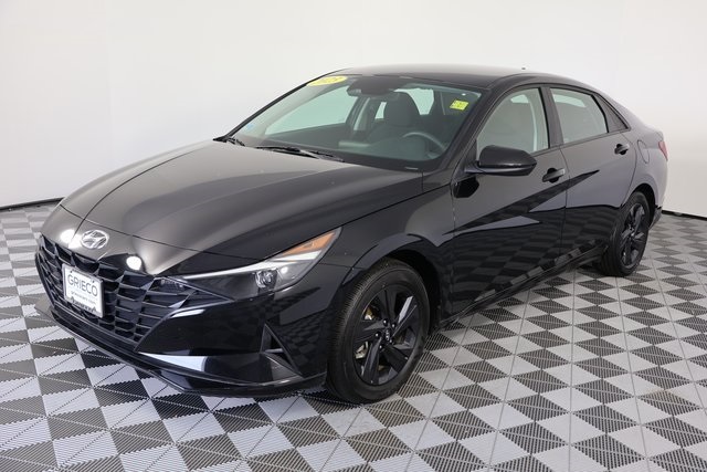 2023 Hyundai Elantra SEL photo 3
