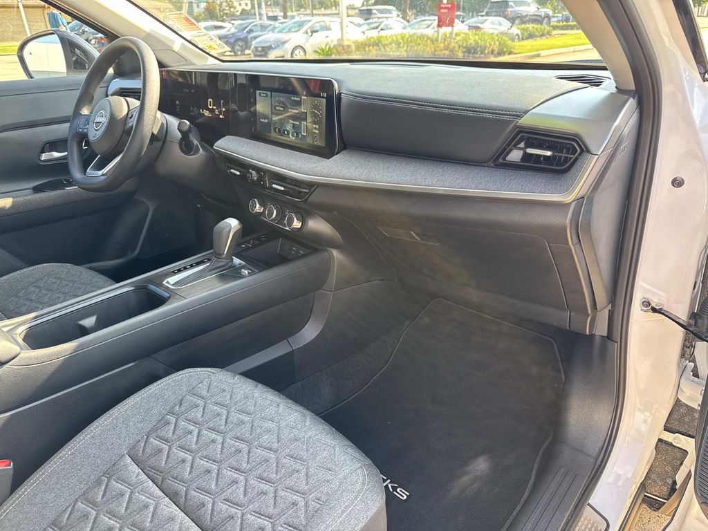 2025 Nissan Kicks SV photo 11