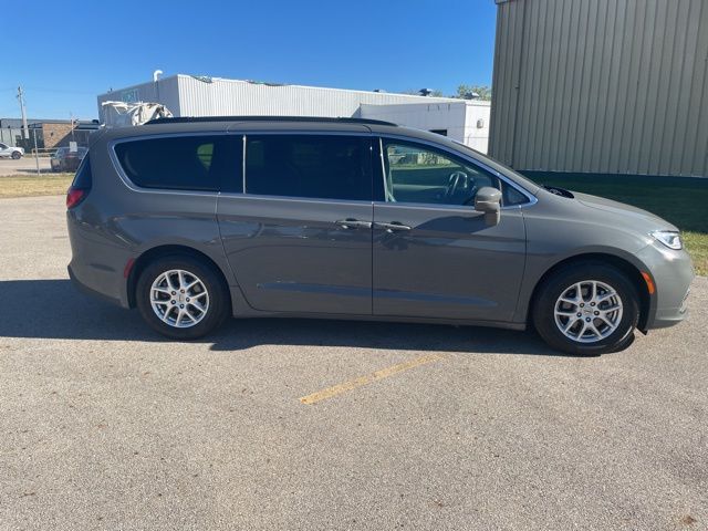 2022 Chrysler Pacifica Touring L photo 3