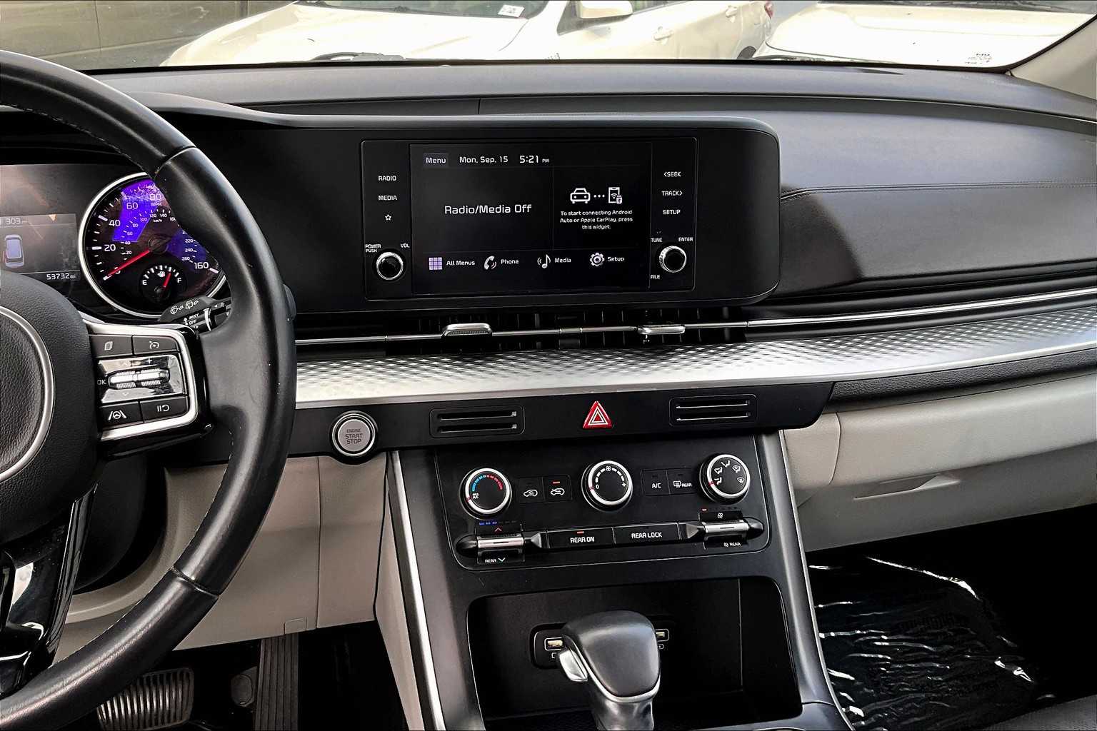 2023 Kia Carnival LX photo 5