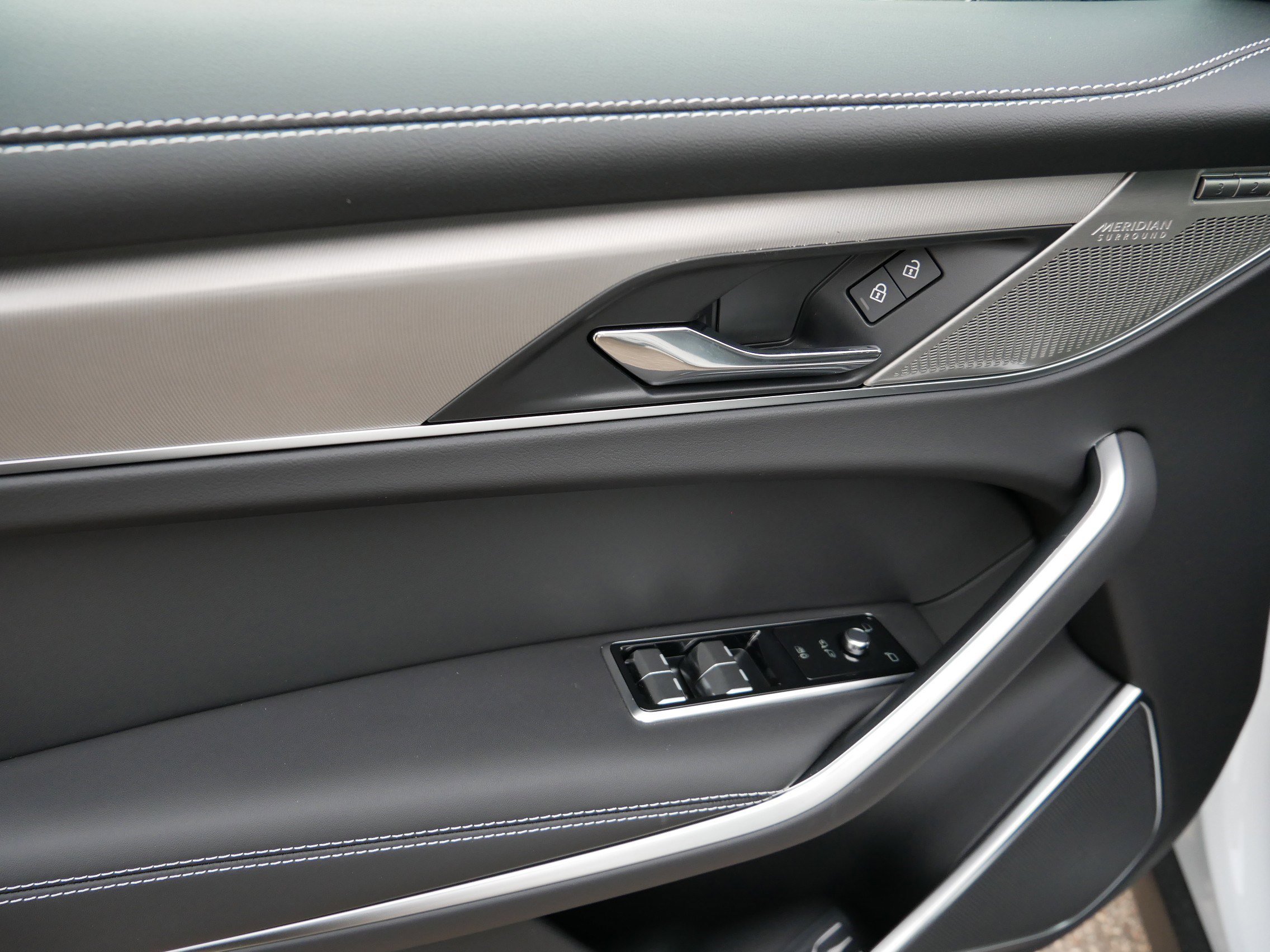 2026 Jaguar F-PACE P400 R-Dynamic S photo 3