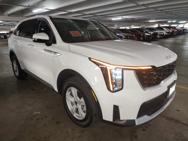 2025 Kia Sorento LX's photo