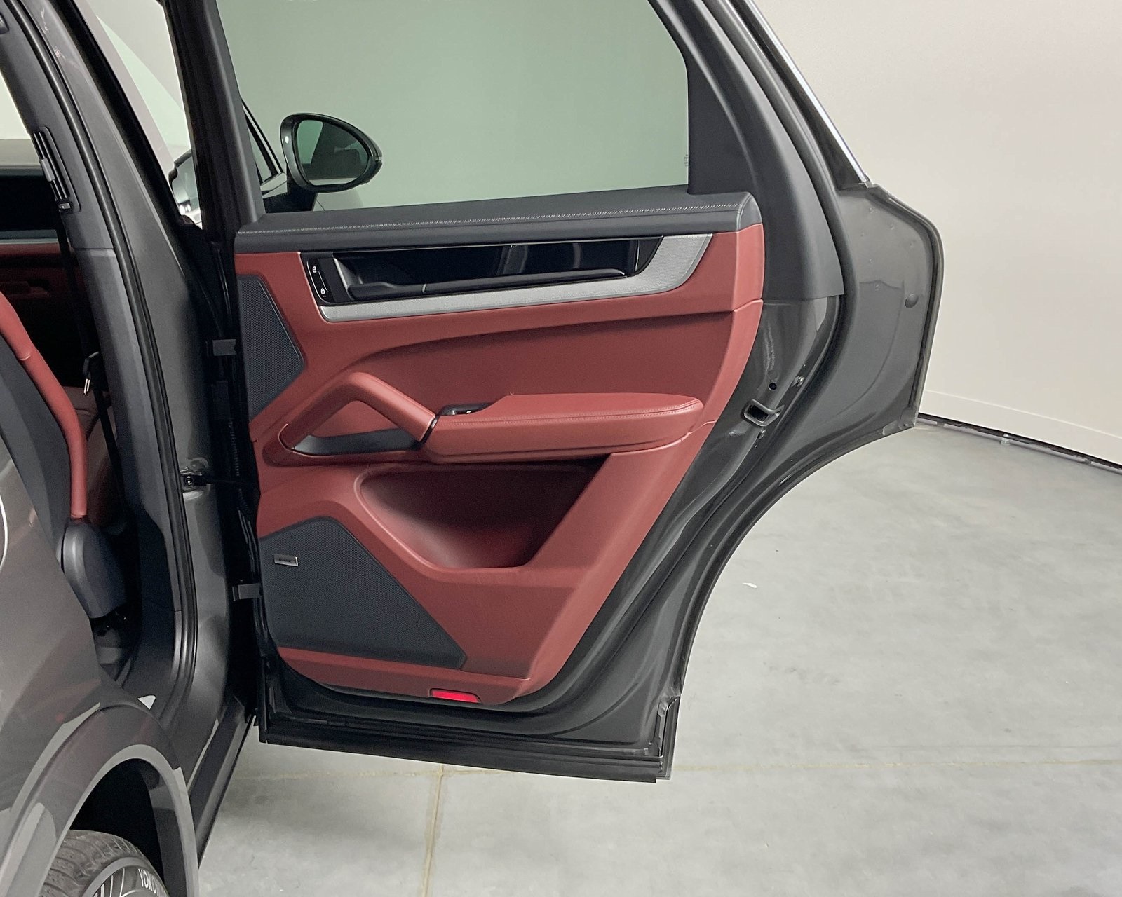2024 Porsche Cayenne photo 24