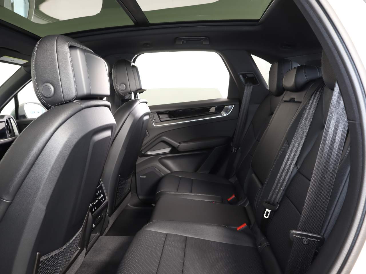 2025 Porsche Cayenne E-Hybrid photo 18