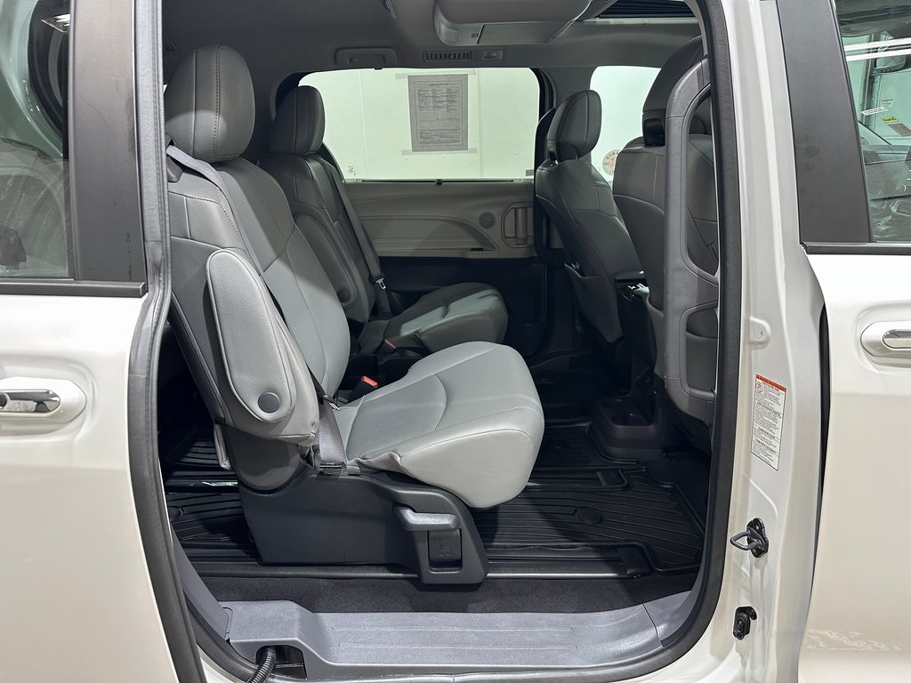 2024 Toyota Sienna XLE photo 34