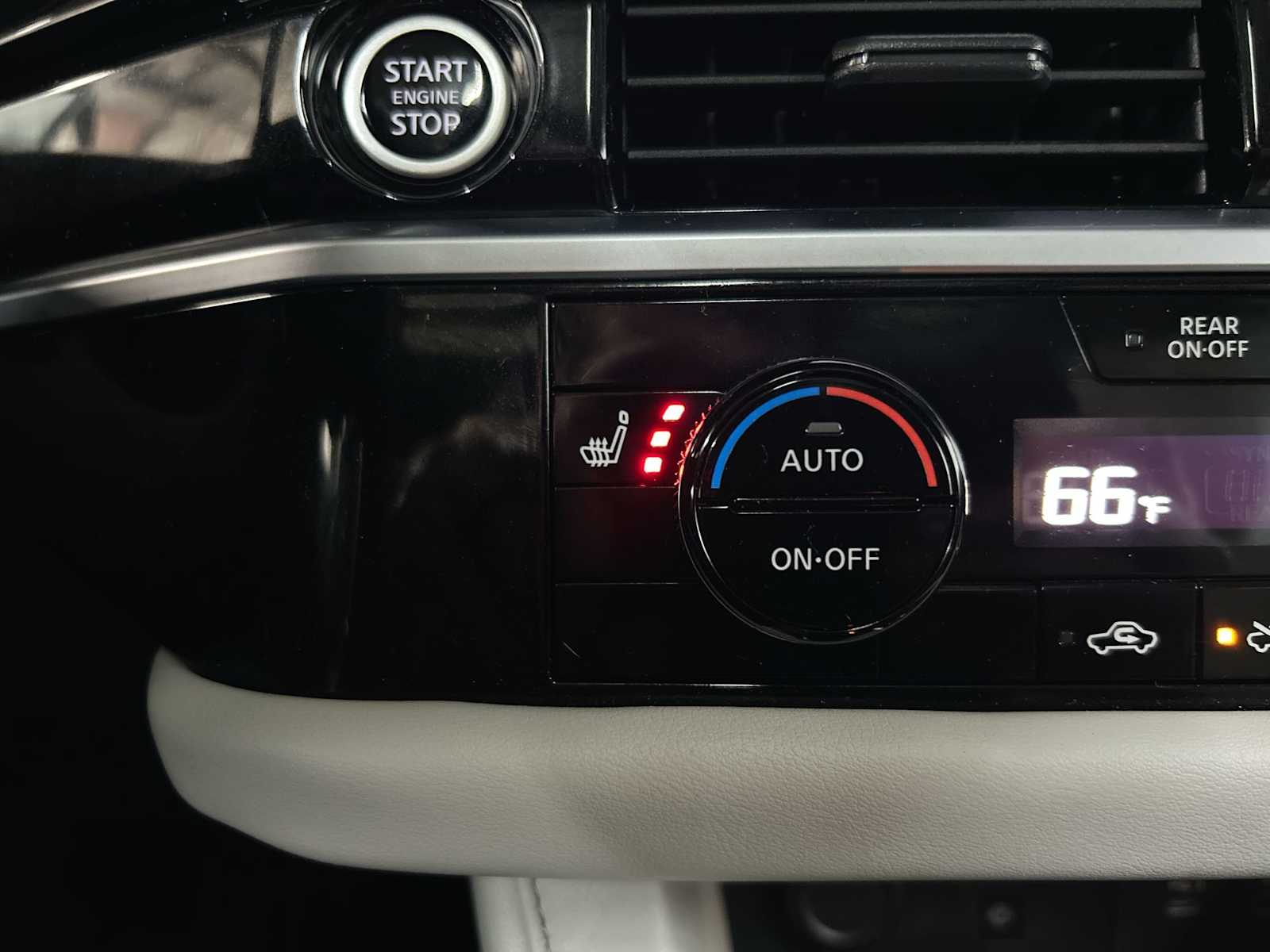 2024 Nissan Pathfinder SL photo 30