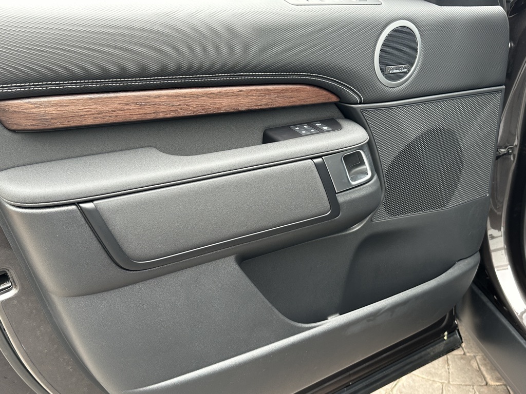 2025 Land Rover Discovery SE photo 6