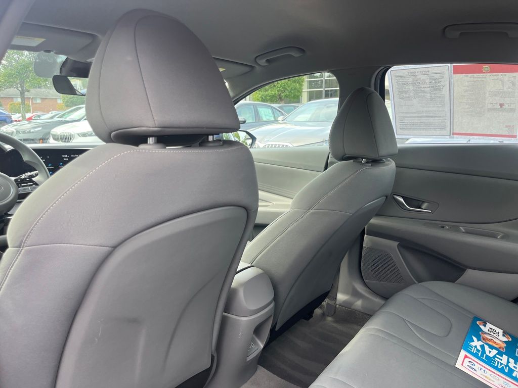 2024 Hyundai Elantra SEL photo 17