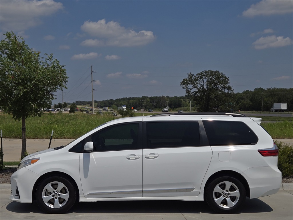 2020 Toyota Sienna LE photo 4