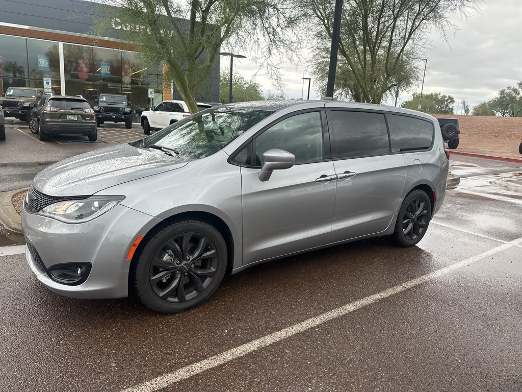 2020 Chrysler Pacifica Touring photo 2