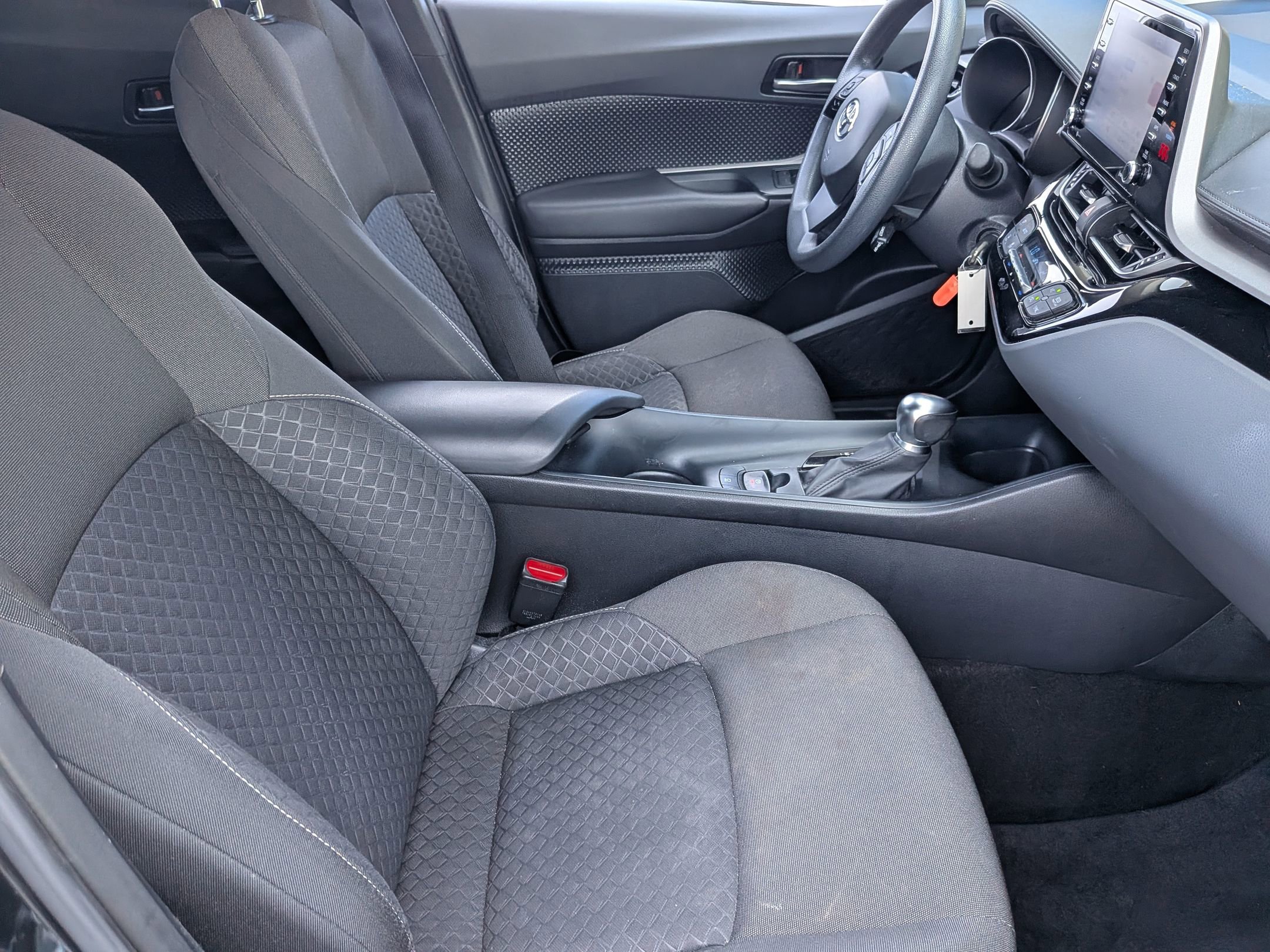 2021 Toyota C-HR LE photo 29