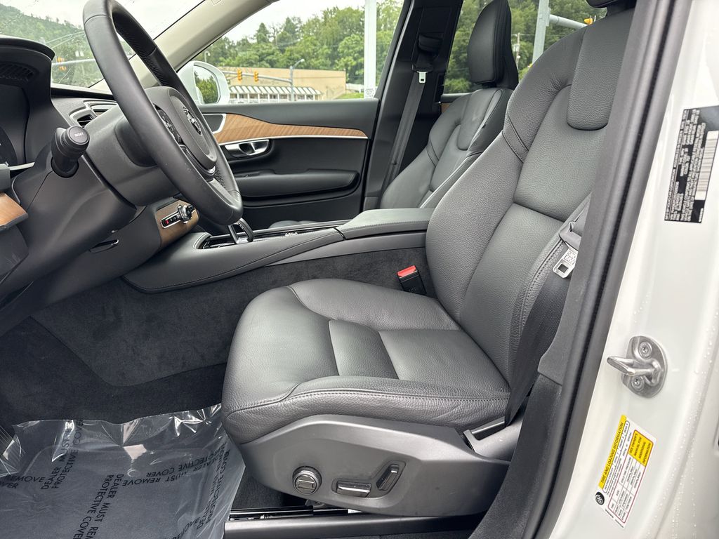 2025 Volvo XC90 Core photo 17