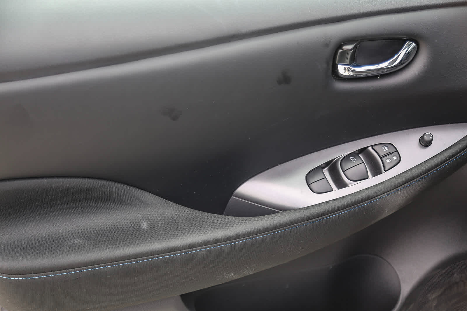 2025 Nissan Leaf S photo 20