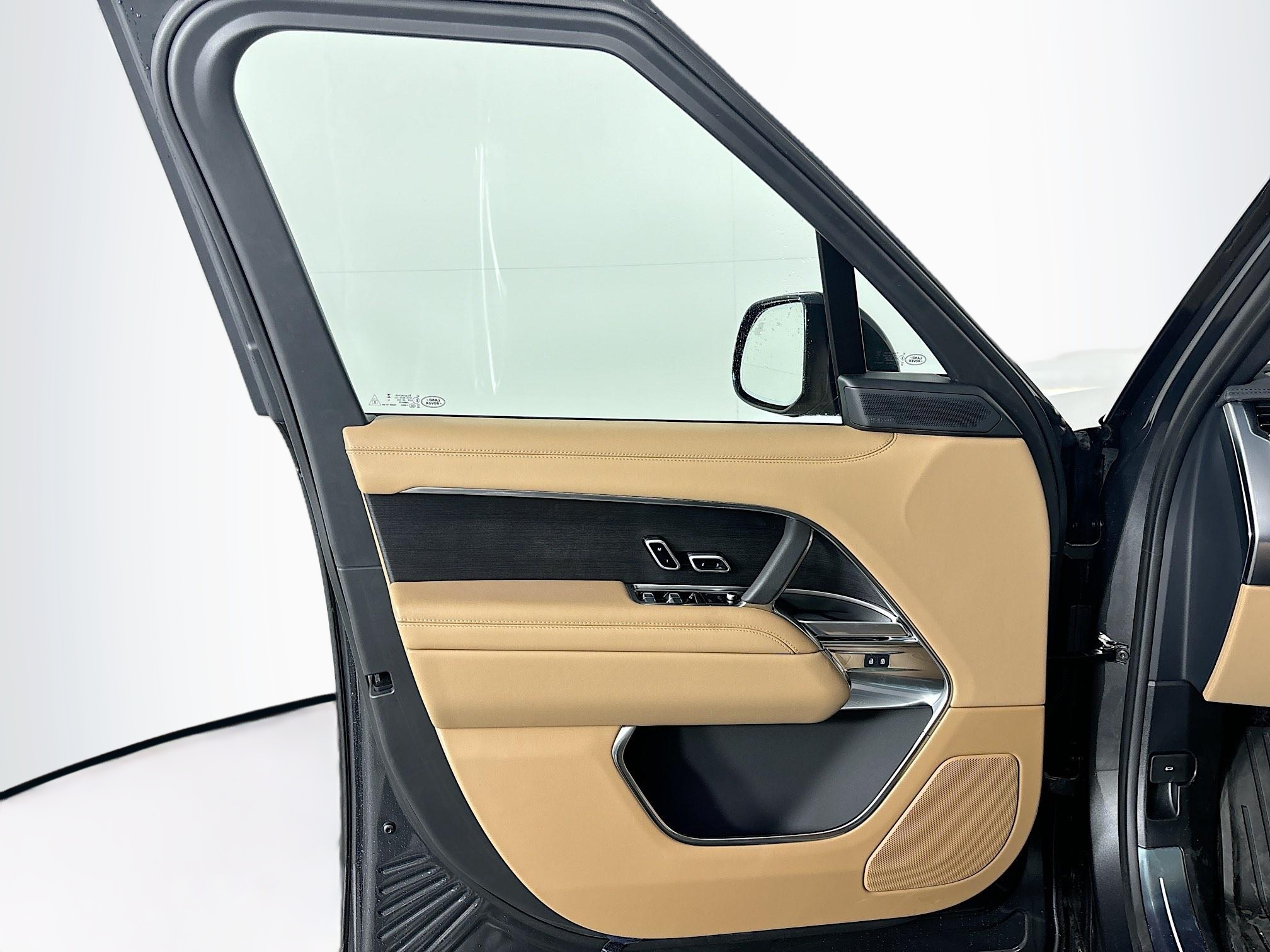 2025 Land Rover Range Rover SE photo 9