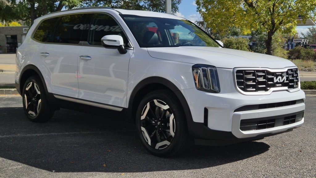 2025 Kia Telluride S photo 3