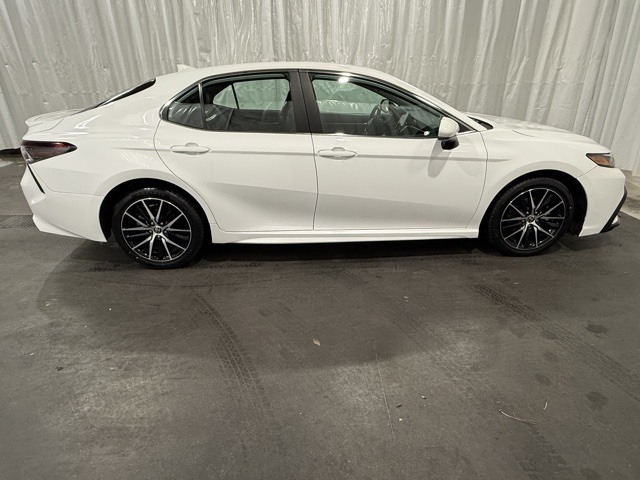 2021 Toyota Camry SE photo 2